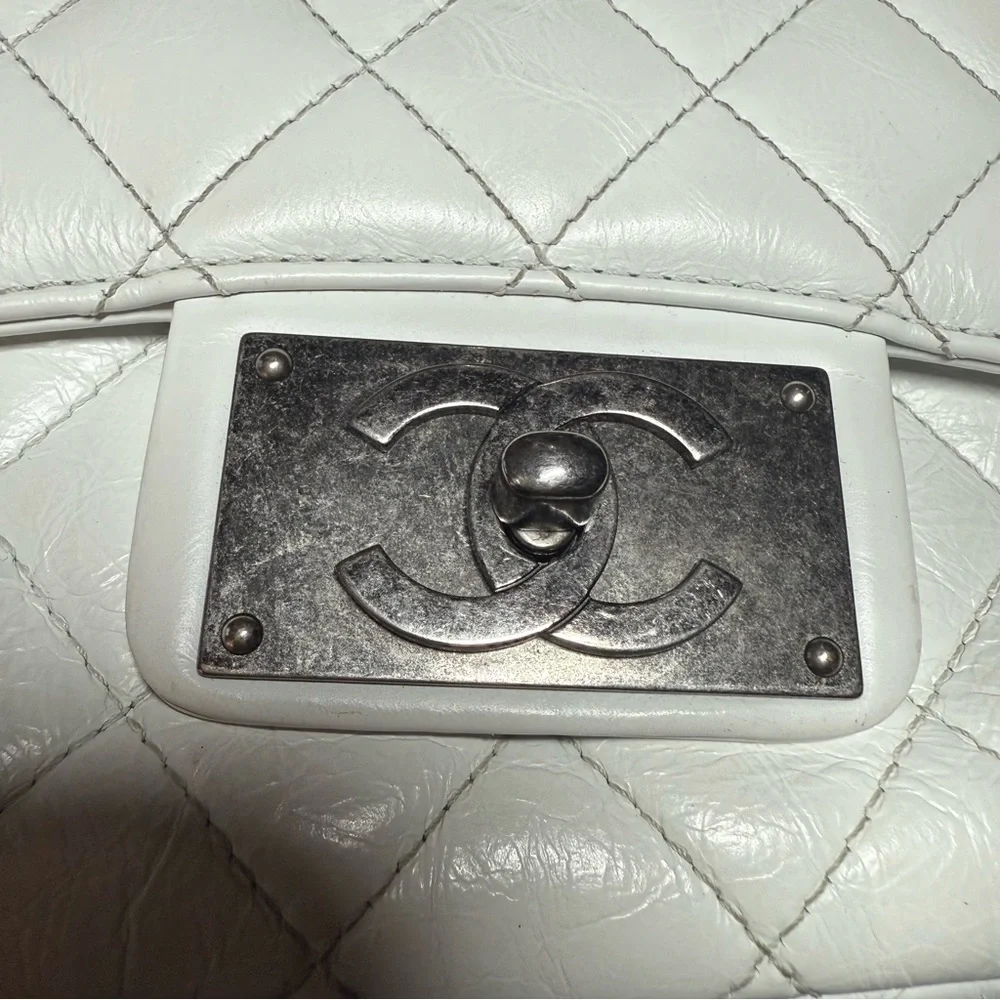 Chanel White Quilted Crossbody/Shoulder Bag with Chain